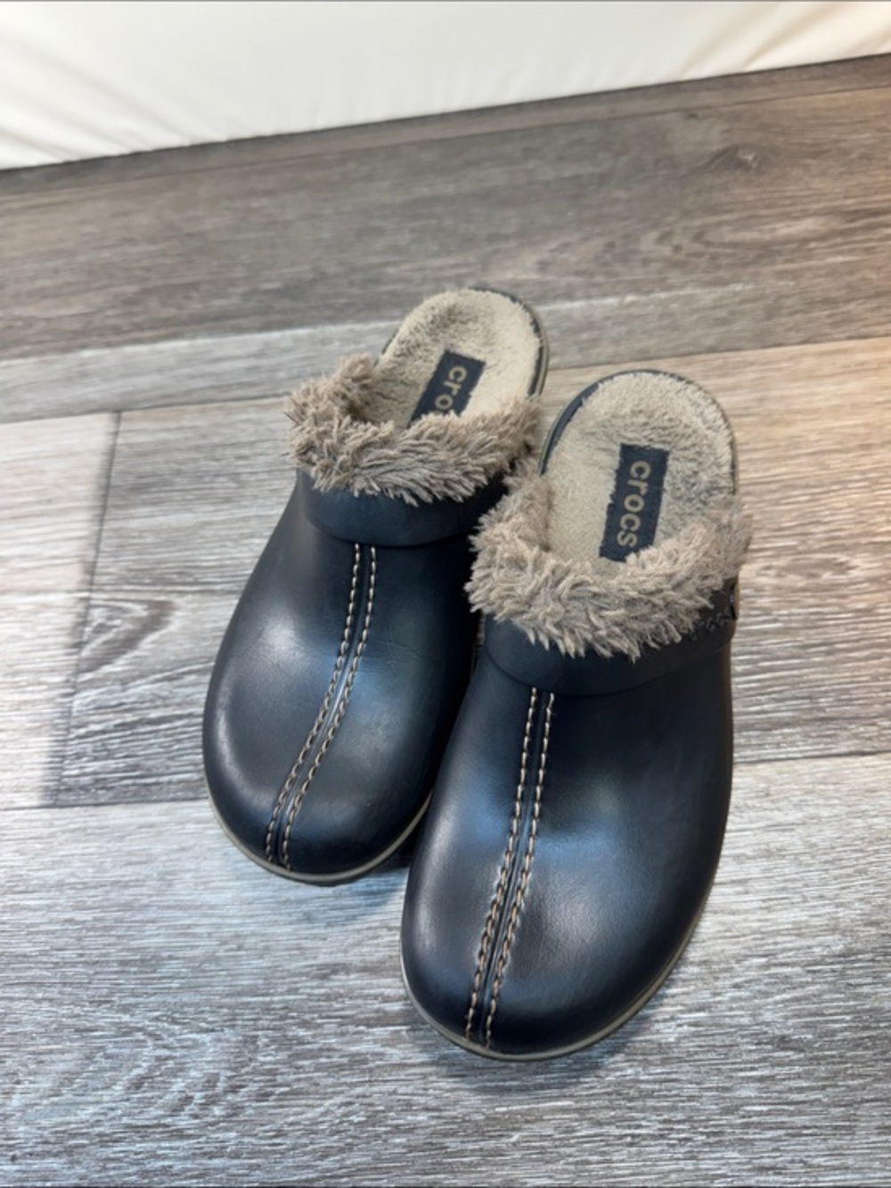 CROCS Black Faux-Fur Trim Slip-On Clog size 7 (j257)